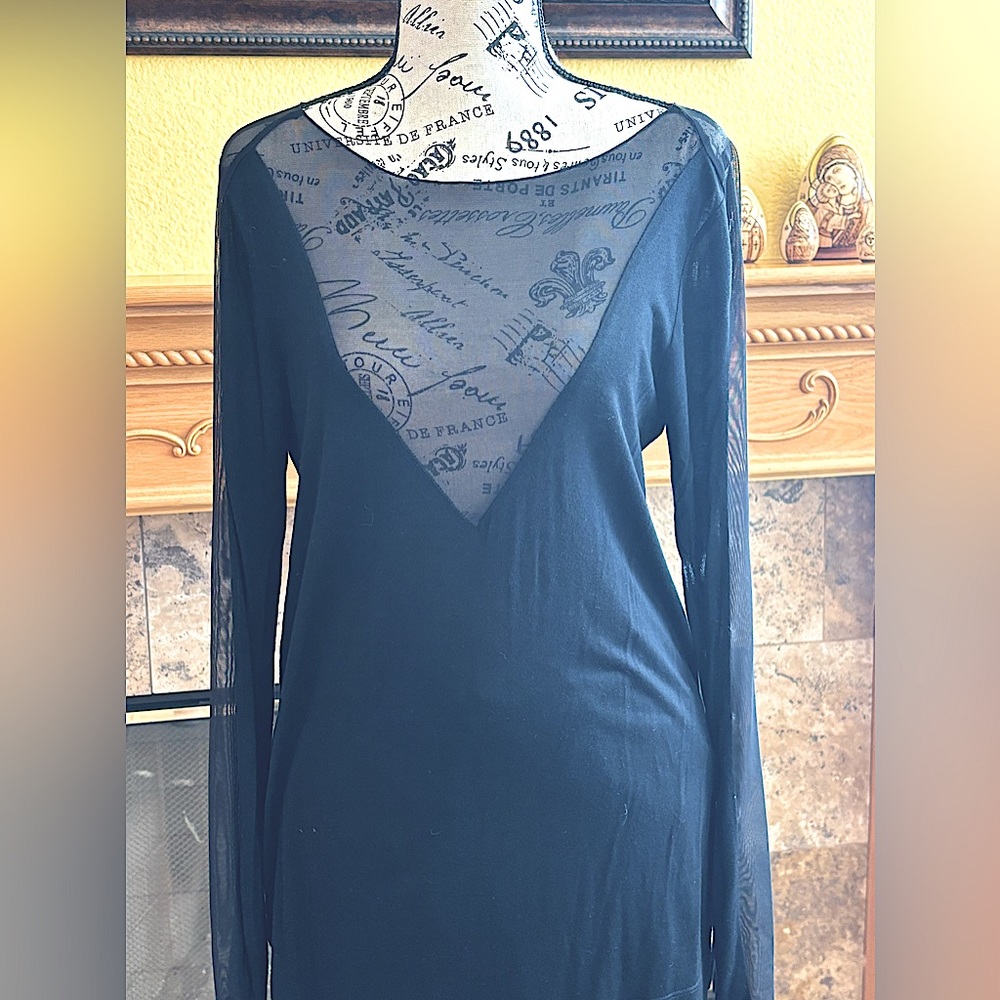 Guess long sleeve deep V neck line with mesh in small size color black